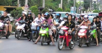 タイのバイクの群れ