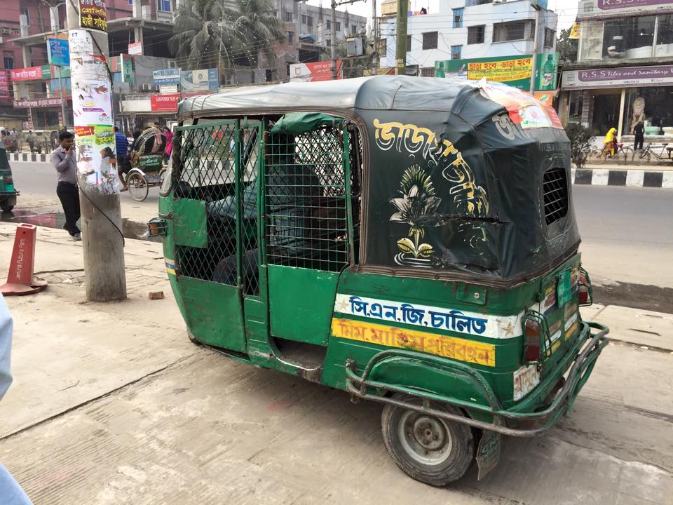 バングラデシュのCNGタクシー