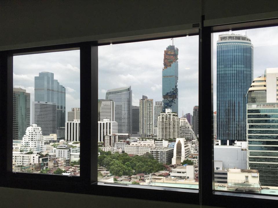 バンコク・シーロムの高層ビル群とマハナコン