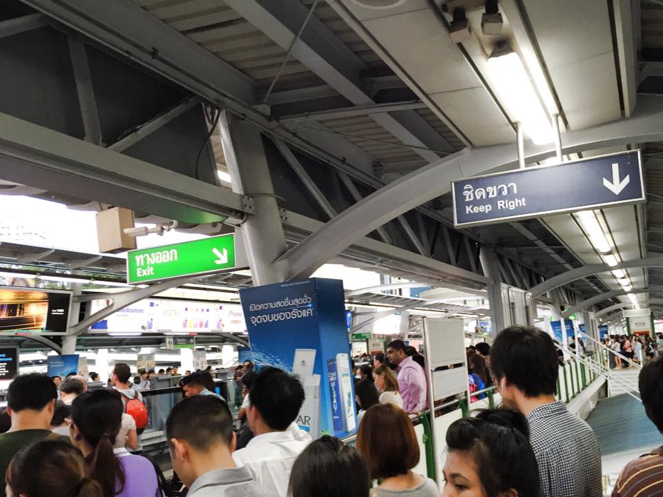 混雑するバンコクのBTS駅