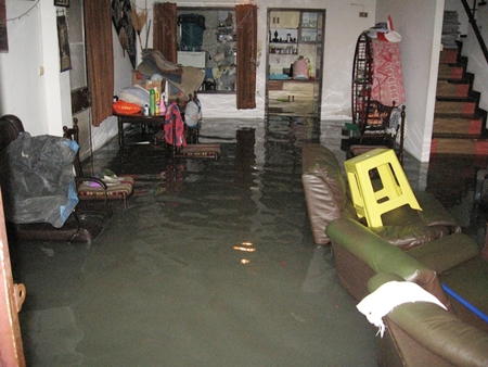 パタヤの記録的な大洪水で浸水した住宅