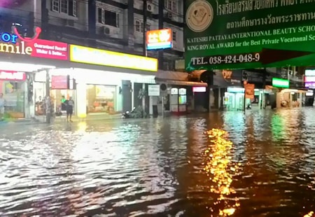 パタヤ大洪水で大通りも冠水
